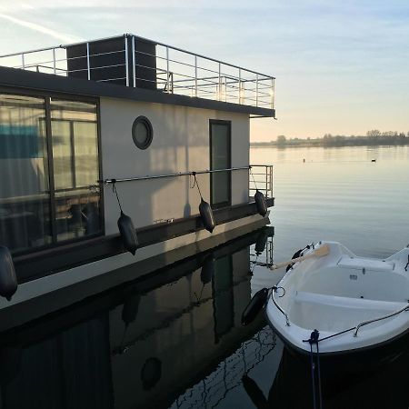 Modernes Festliegendes Hausboot Mit Grosszuegiger Dachterrasse Und Ruderboot Röbel Exterior foto