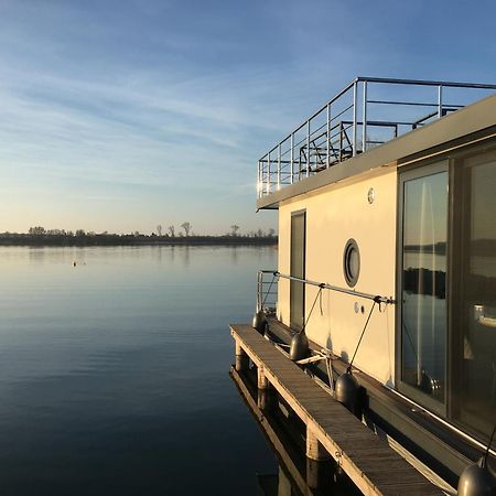 Modernes Festliegendes Hausboot Mit Grosszuegiger Dachterrasse Und Ruderboot Röbel Exterior foto