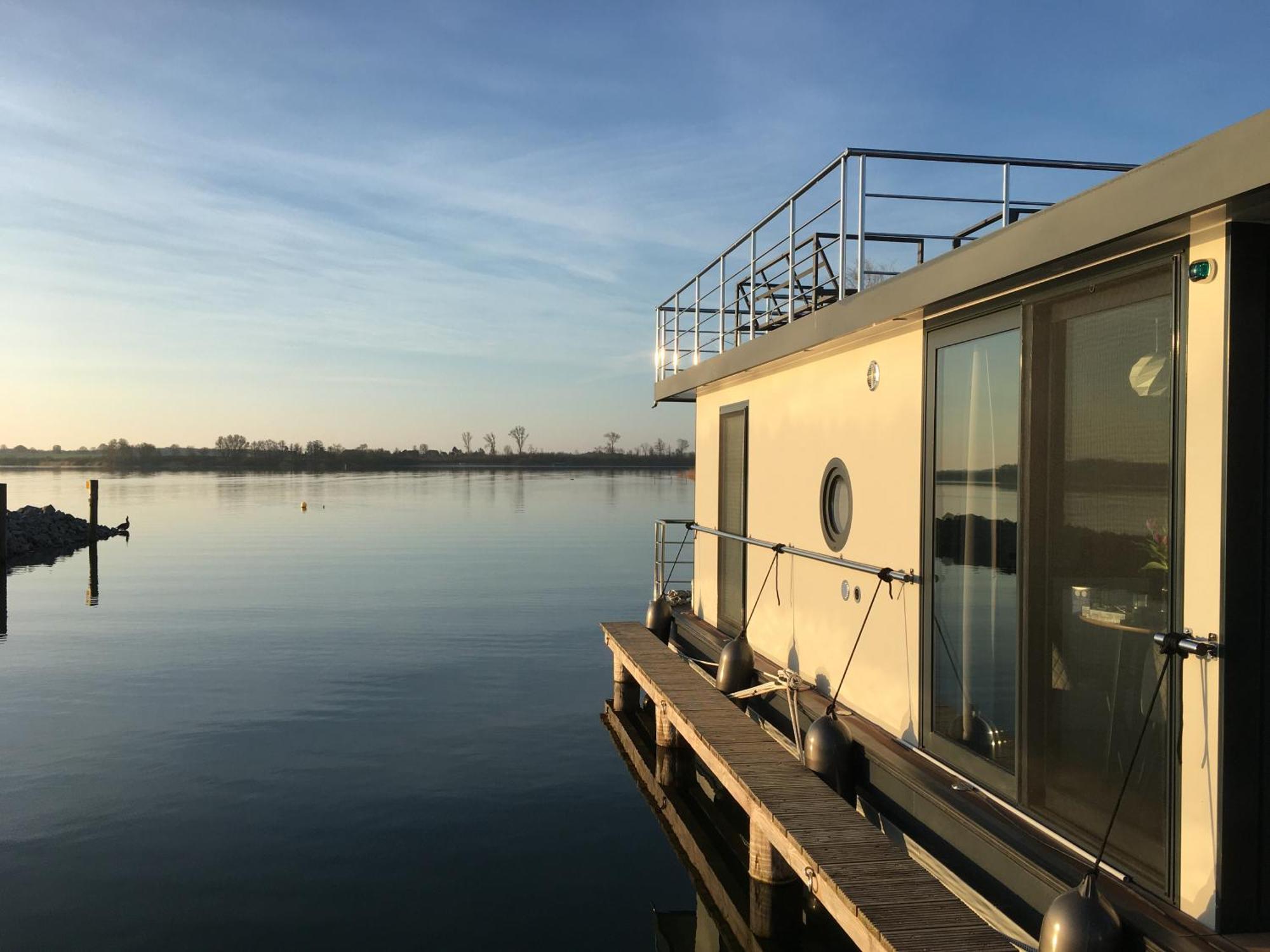 Modernes Festliegendes Hausboot Mit Grosszuegiger Dachterrasse Und Ruderboot Röbel Exterior foto
