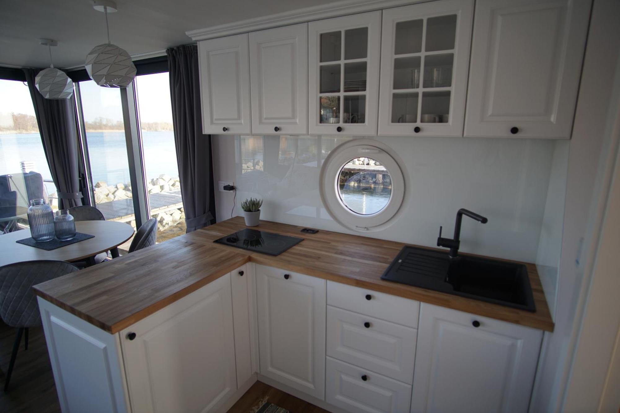 Modernes Festliegendes Hausboot Mit Grosszuegiger Dachterrasse Und Ruderboot Röbel Exterior foto