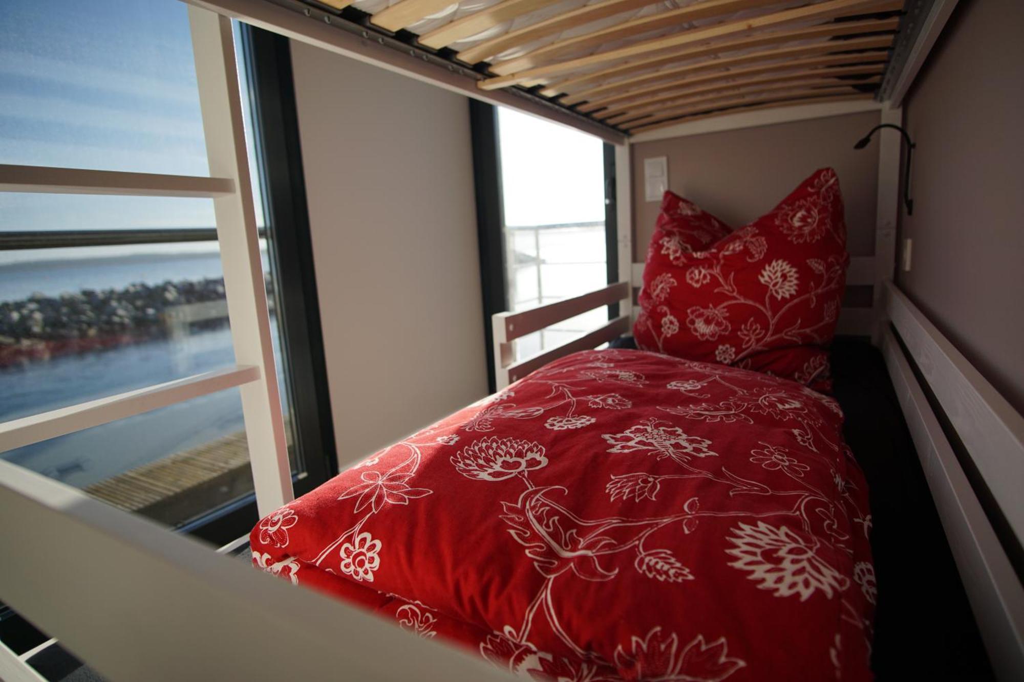 Modernes Festliegendes Hausboot Mit Grosszuegiger Dachterrasse Und Ruderboot Röbel Exterior foto