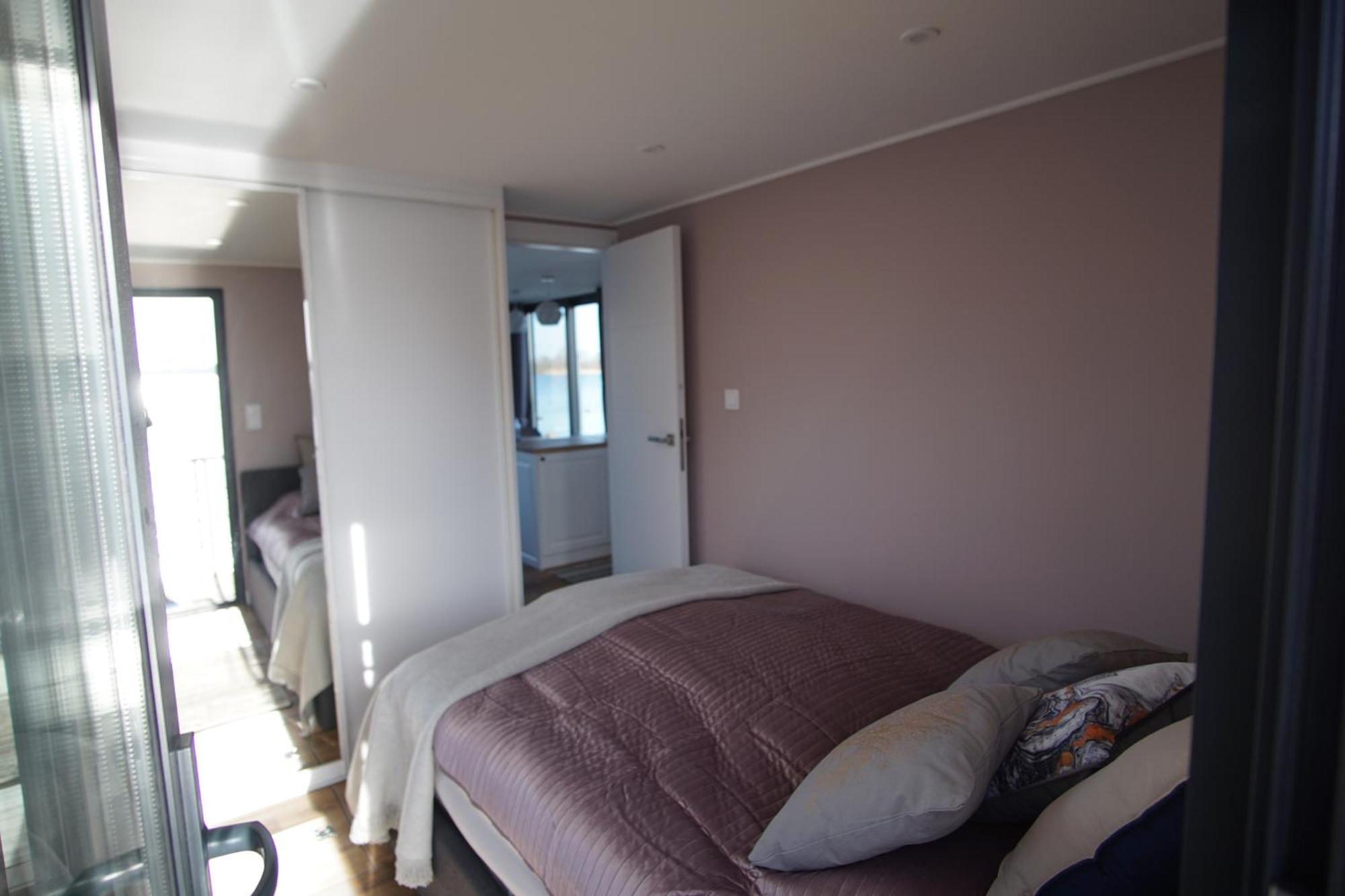 Modernes Festliegendes Hausboot Mit Grosszuegiger Dachterrasse Und Ruderboot Röbel Exterior foto