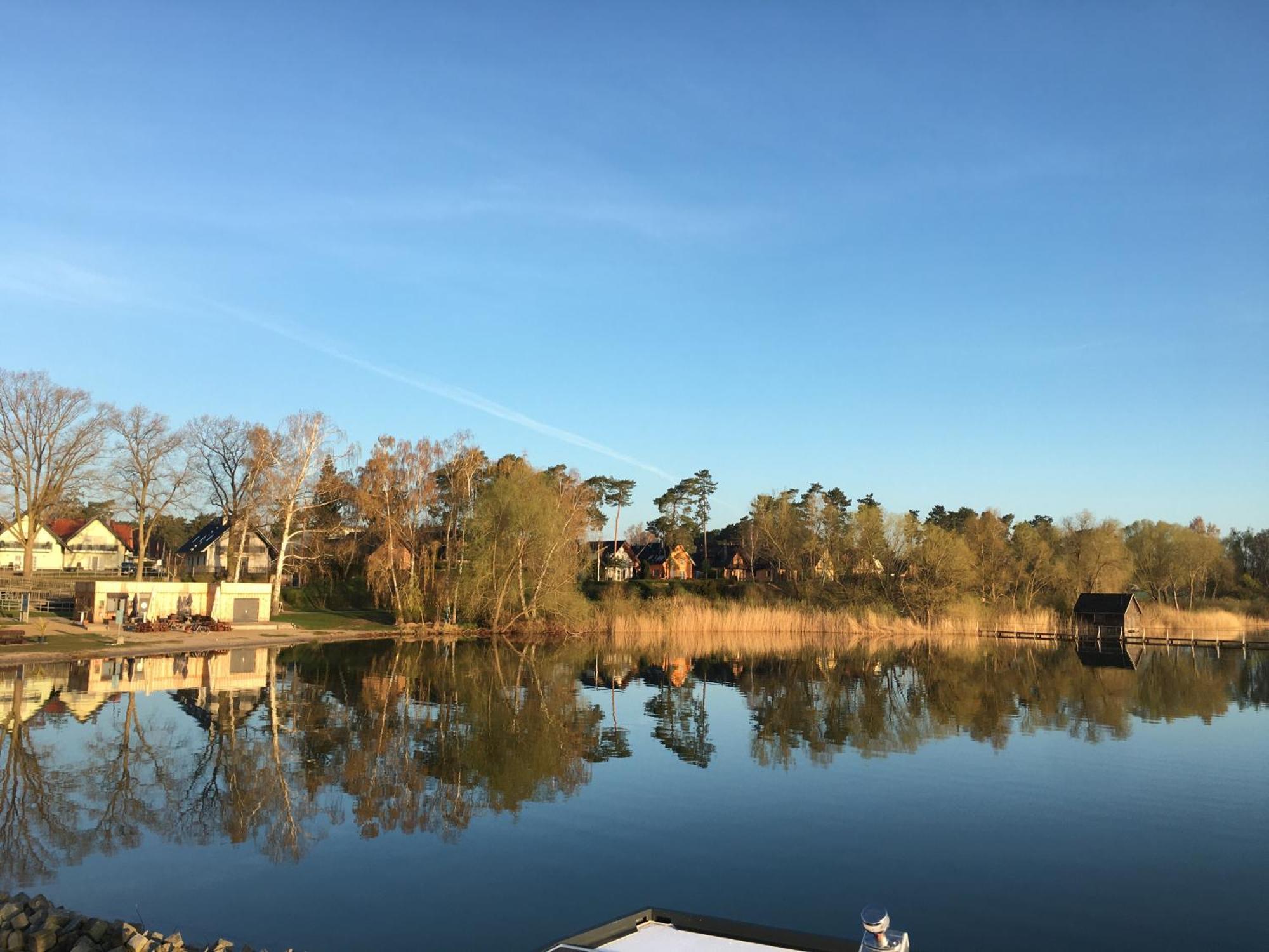 Modernes Festliegendes Hausboot Mit Grosszuegiger Dachterrasse Und Ruderboot Röbel Exterior foto