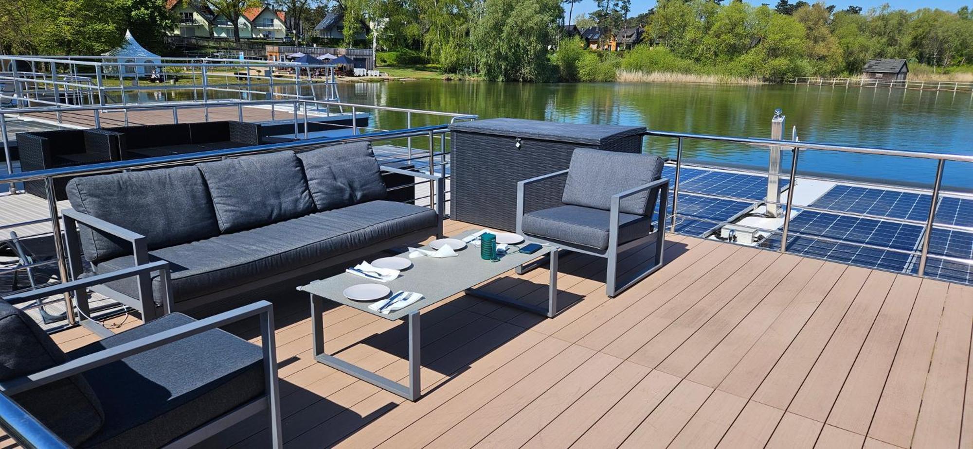 Modernes Festliegendes Hausboot Mit Grosszuegiger Dachterrasse Und Ruderboot Röbel Exterior foto