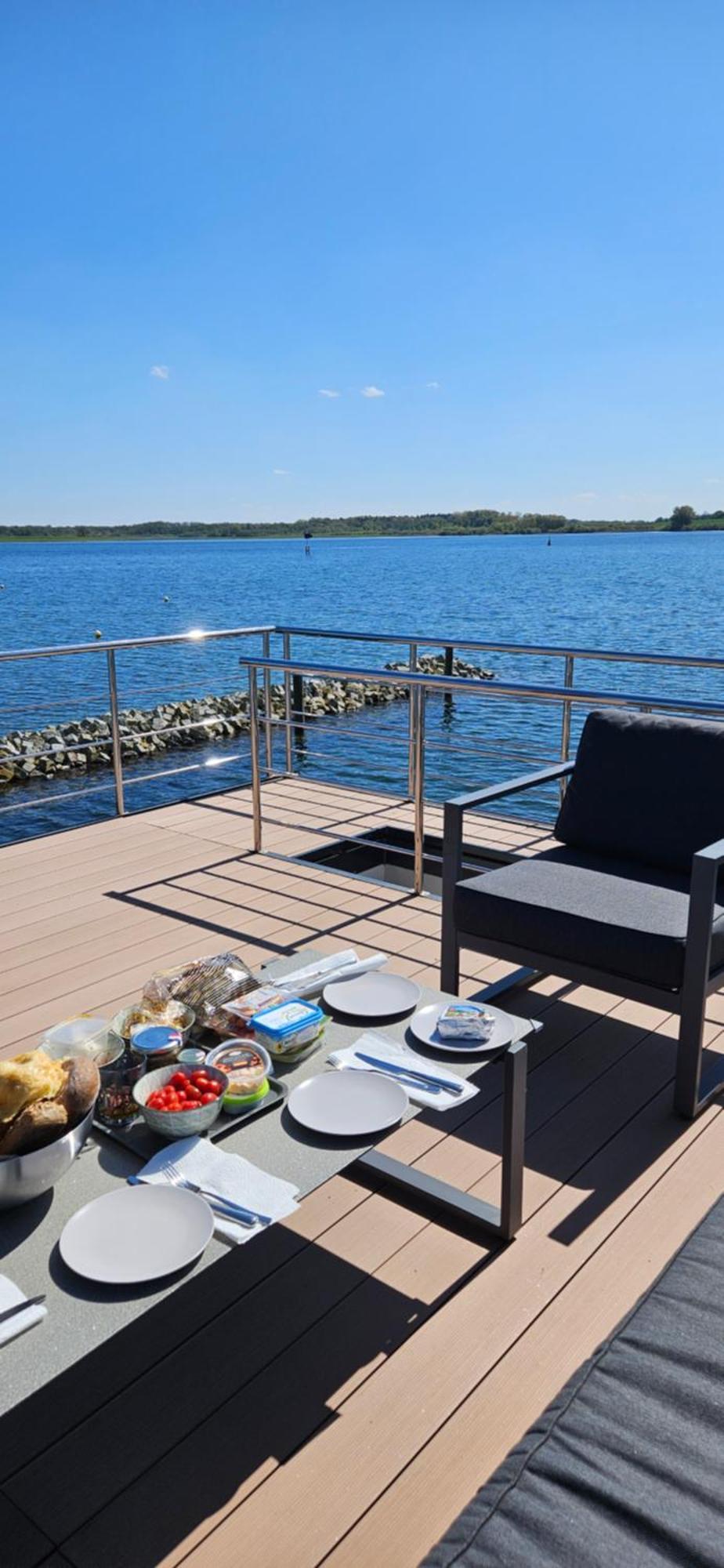 Modernes Festliegendes Hausboot Mit Grosszuegiger Dachterrasse Und Ruderboot Röbel Exterior foto
