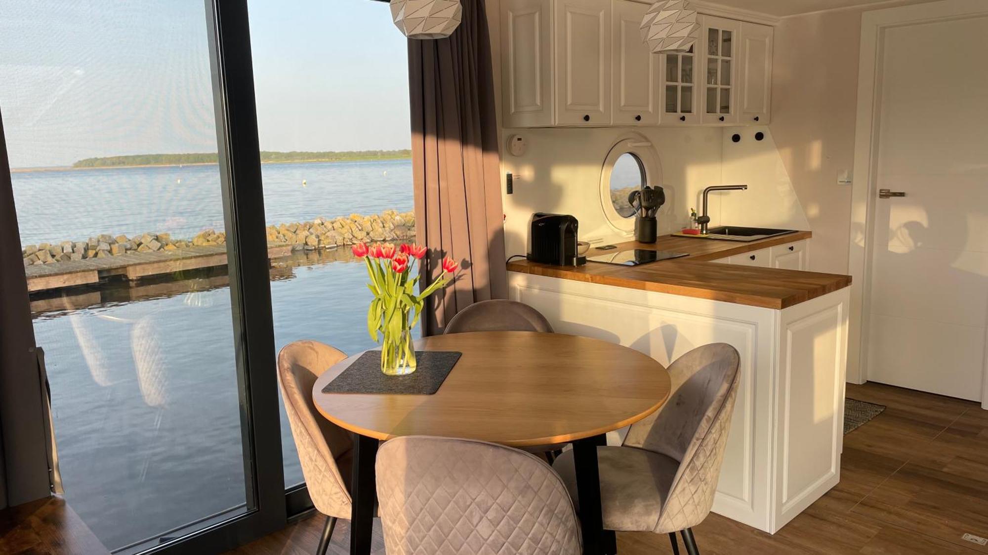 Modernes Festliegendes Hausboot Mit Grosszuegiger Dachterrasse Und Ruderboot Röbel Exterior foto