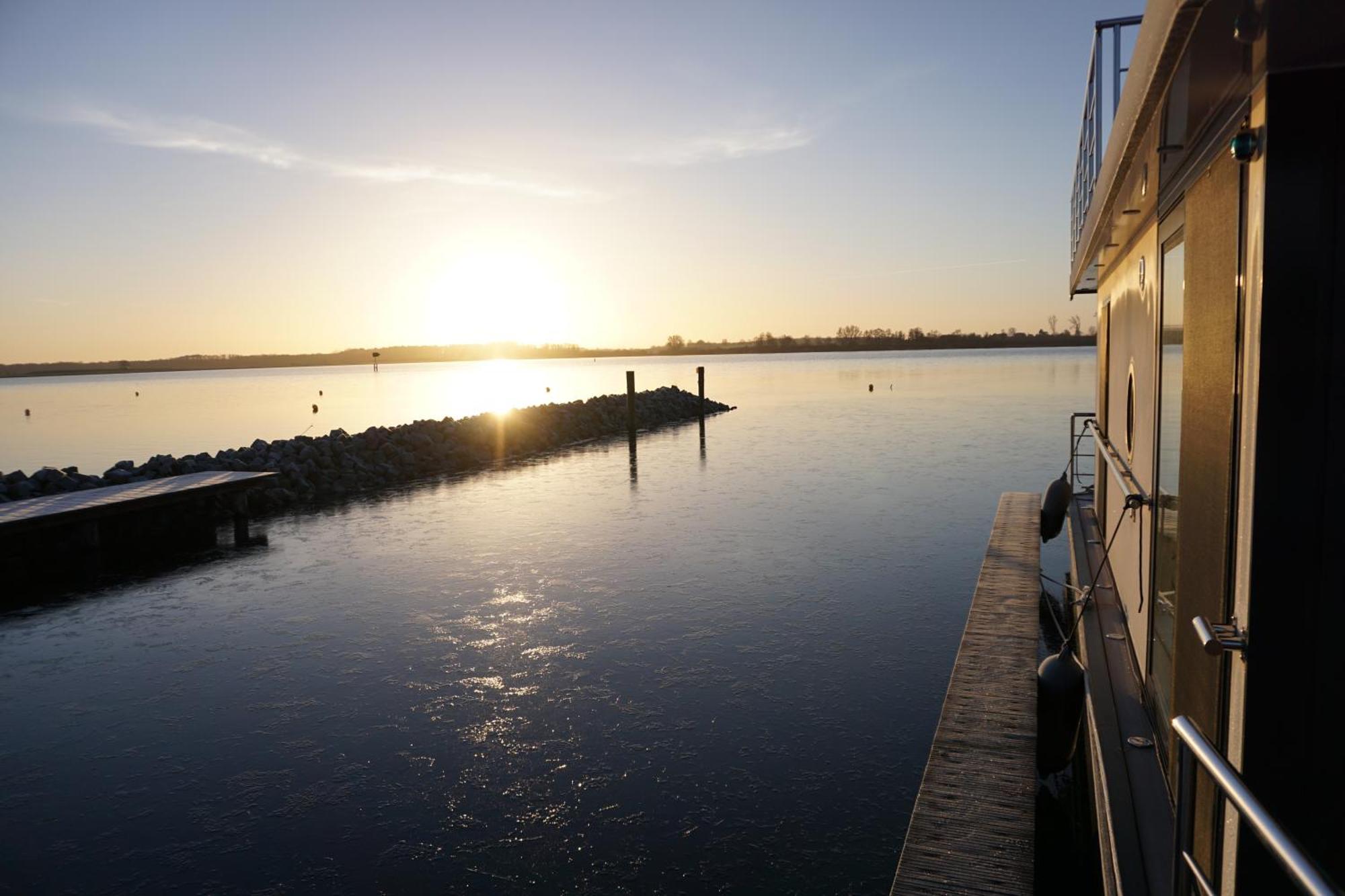 Modernes Festliegendes Hausboot Mit Grosszuegiger Dachterrasse Und Ruderboot Röbel Exterior foto