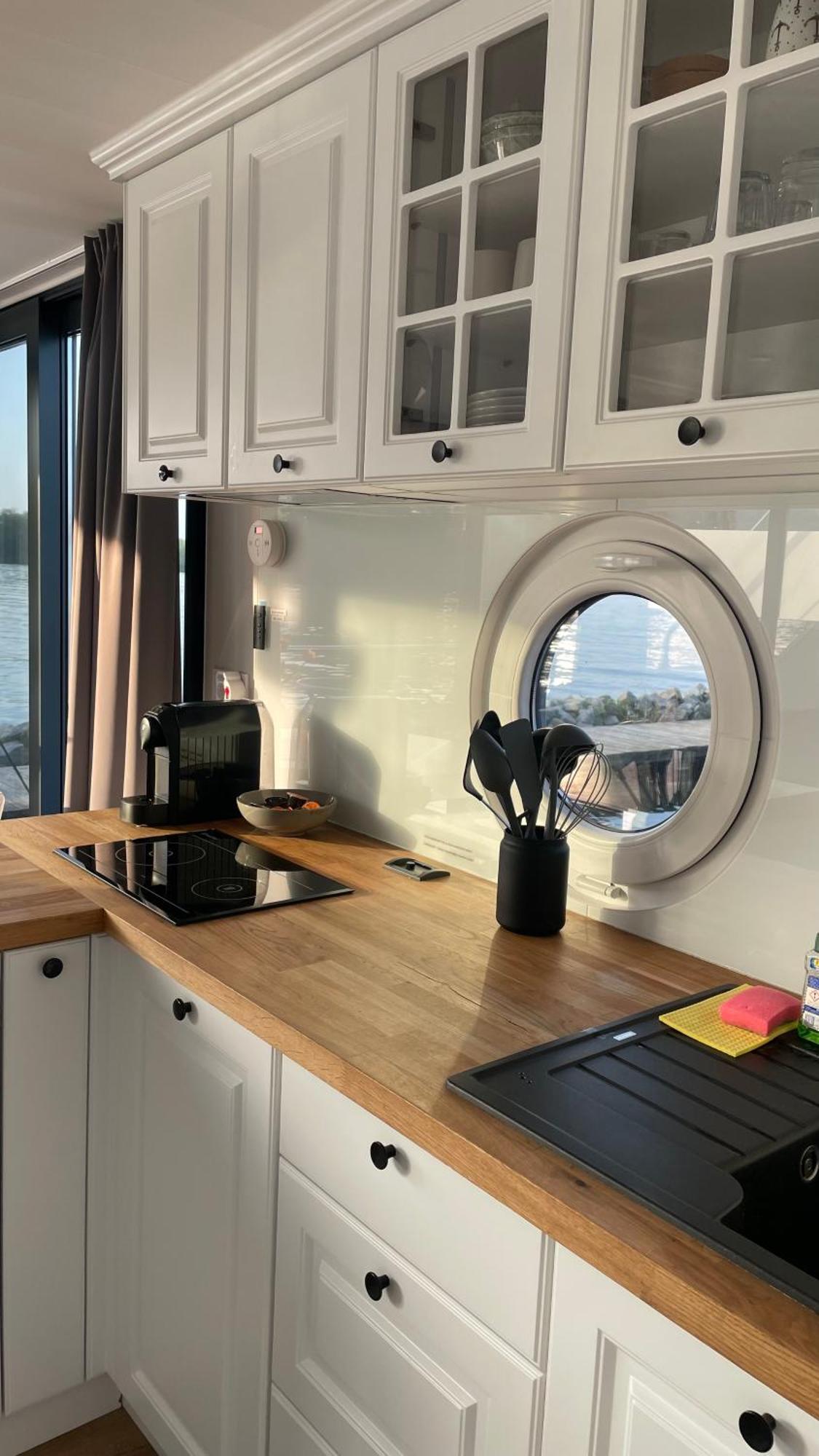 Modernes Festliegendes Hausboot Mit Grosszuegiger Dachterrasse Und Ruderboot Röbel Exterior foto