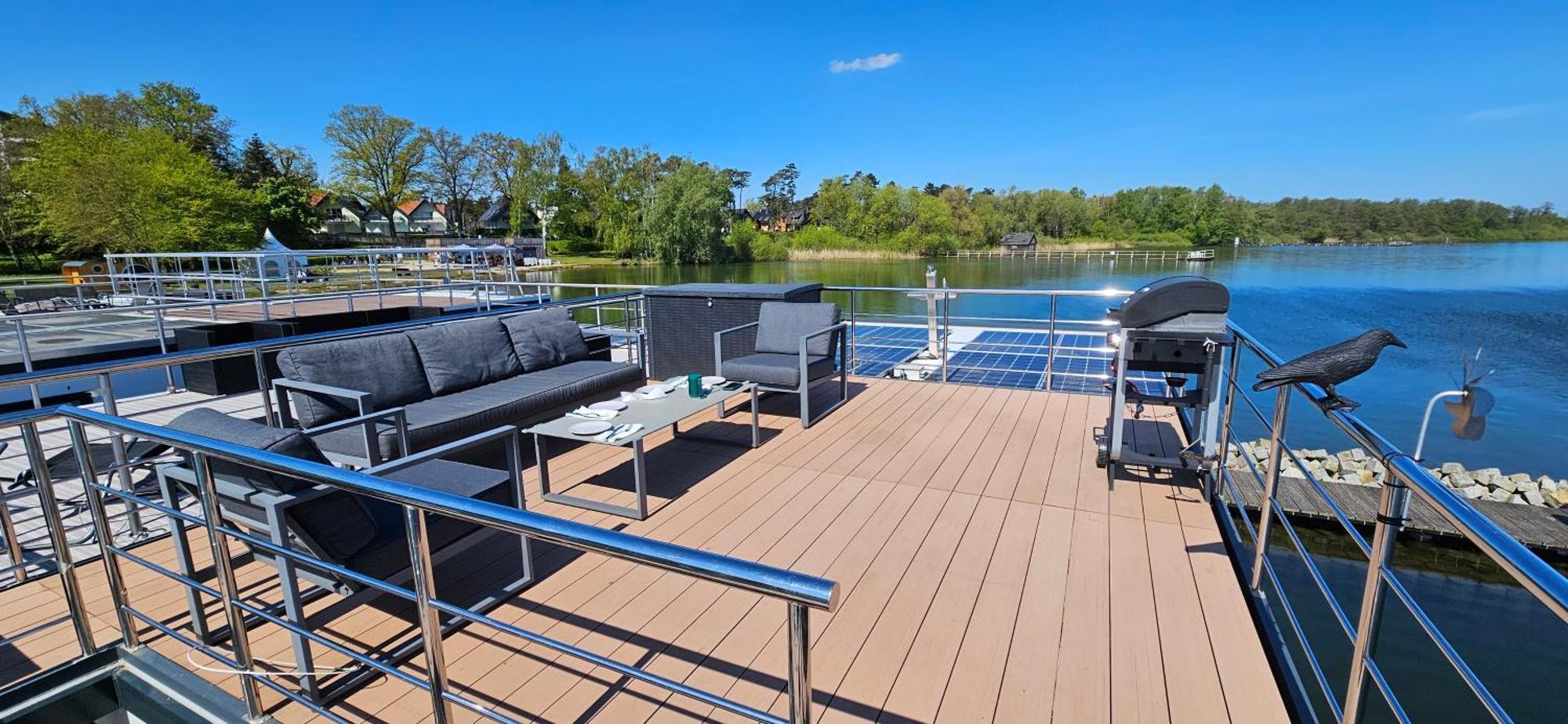 Modernes Festliegendes Hausboot Mit Grosszuegiger Dachterrasse Und Ruderboot Röbel Exterior foto
